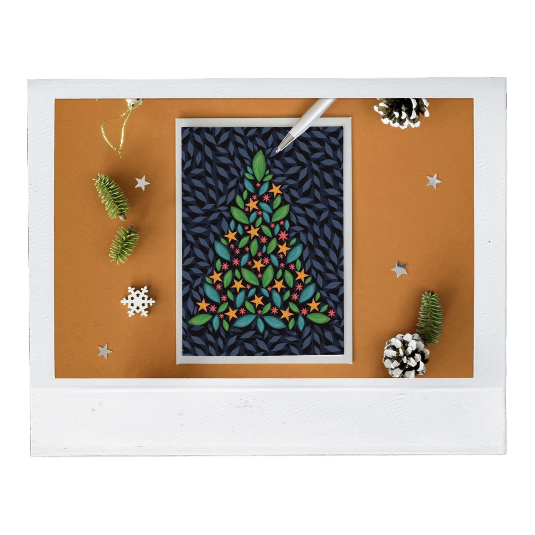 árbol de navidad compuesto por mil hojas y adornos